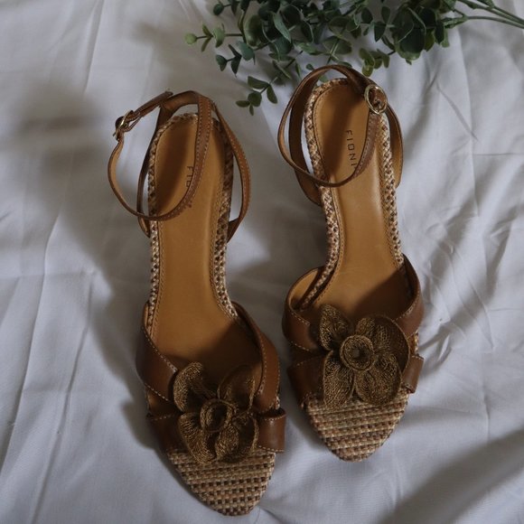 FIONI Woven Flower Wedge Heels Tan / Camel Size 7 - Picture 2 of 9